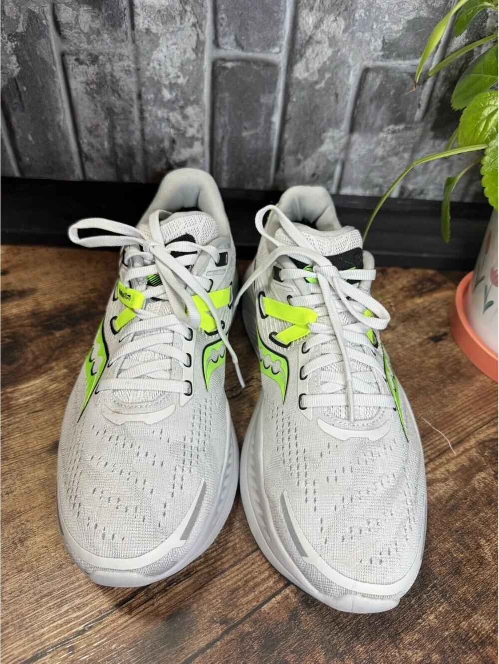 Saucony Guide 15 Gray/Neon Green Solid Low Top Lace-Up Men's Running Sneaker